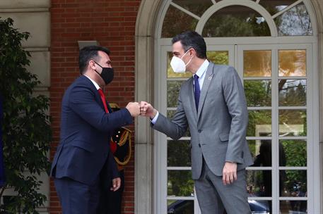 12/05/2021. Sánchez recibe al preimer ministro de Macedonia del Norte, Zoran Zaev. El presidente del Gobierno, Pedro Sánchez, saluda al prim...